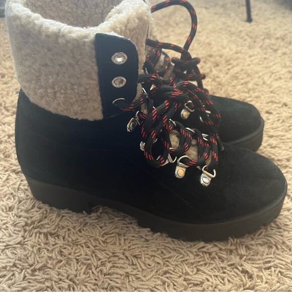 Steve Madden Black Boot with Cream Fuzzy Top of Boot Size 7 - Picture 4 of 7